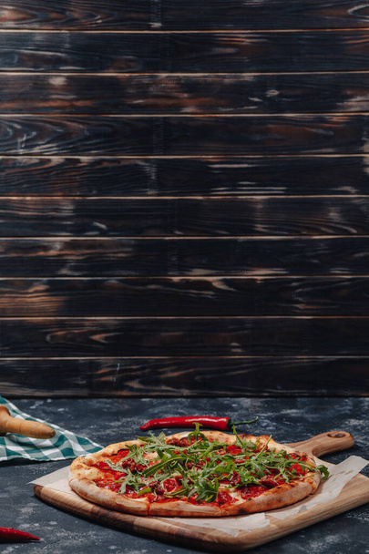 スパイシーな食欲をそそるチェリートマトとチリの黒板にナポリのピザ,テキストのための無料のスペース - 写真・画像