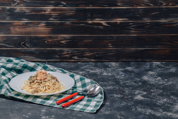 apetyczny włoski makaron z owocami morza i krewetkami królewskimi, spaghetti z sosem - Zdjęcie, obraz