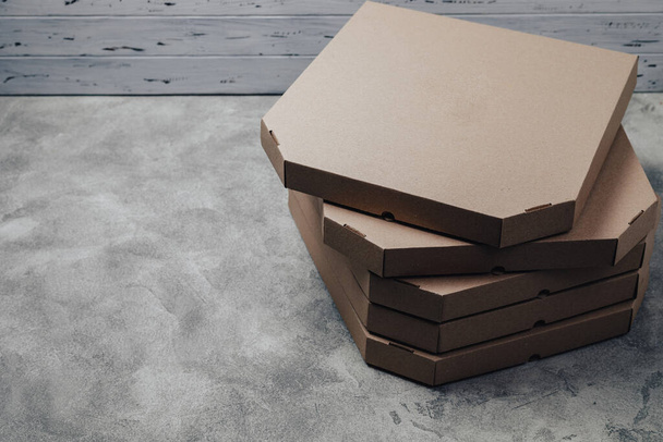 paquetes de pizza simples sobre fondo concreto
 - Foto, imagen