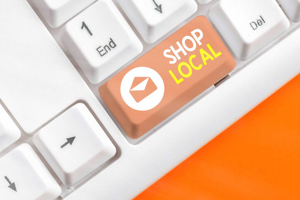 Sana kirjoittaa tekstiä Shop Local. Liiketoimintakonsepti, jossa suositaan paikallisesti tuotettujen tavaroiden ja palvelujen ostamista
. - Valokuva, kuva