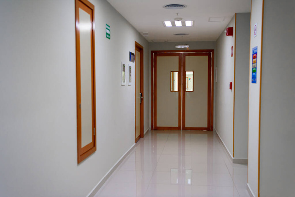 Dveře do nemocnice v bílé chodbě. - Fotografie, Obrázek
