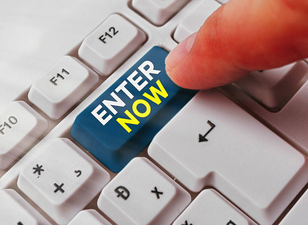 Szövegírás Enter Now. Üzleti koncepció jön vagy megy egy adott helyre, hogy szerepeljen a versenyben. - Fotó, kép