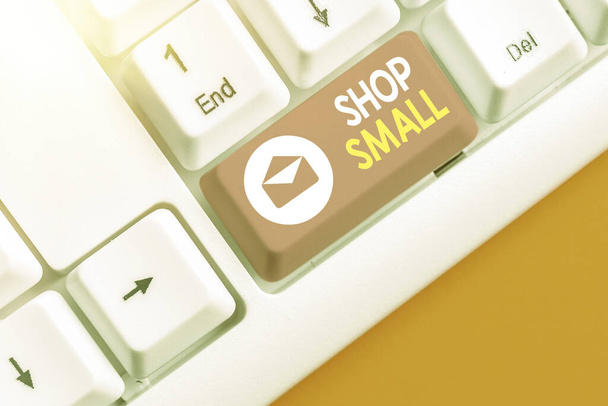 Szóírás szöveg Shop Small. Üzleti koncepció az országos mozgalom számára, amely minden nap ünnepli a kisvállalkozásokat. - Fotó, kép