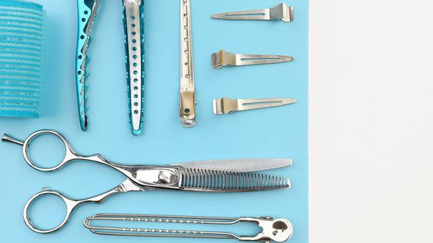 Conjunto de herramientas profesionales de peluquería sobre fondo blanco y azul
 - Foto, imagen