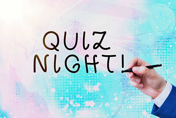 Conceptuele hand schrijven met Quiz Night. Zakelijke foto tekst avond test kennis competitie tussen individuen. - Foto, afbeelding