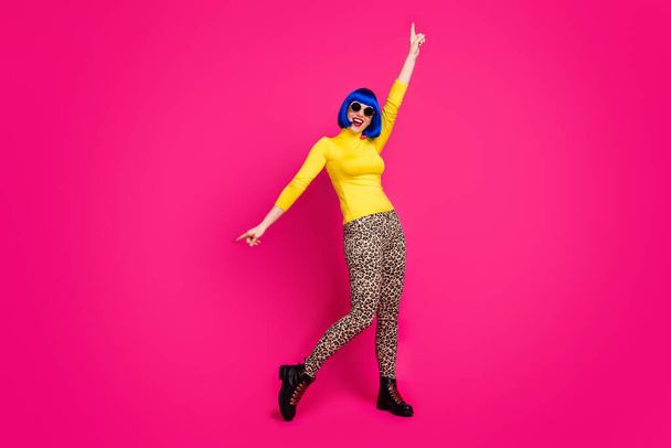 Corpo inteiro foto de engraçado senhora dança move os alunos tema festa desgaste especificações amarelo gola alta azul bob peruca botas leopardo calças isoladas vívido cor rosa fundo
 - Foto, Imagem