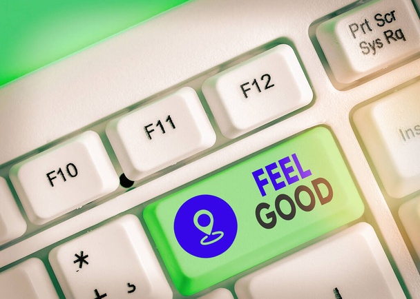 Znak tekstowy pokazujący "Feel Good". Fotografia koncepcyjna odnosząca się lub promująca często wyszukane poczucie satysfakcji. - Zdjęcie, obraz