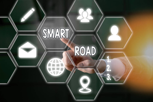 Escritura a mano de texto Smart Road. Concepto que significa número de maneras diferentes en que las tecnologías se incorporan a las carreteras
. - Foto, imagen