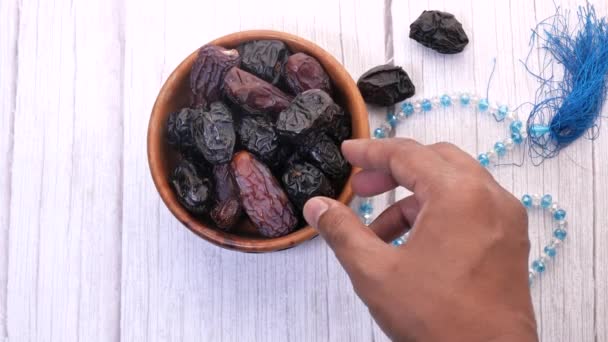 Mains d'un homme prenant des dattes fruits dans l'assiette
 - Séquence, vidéo