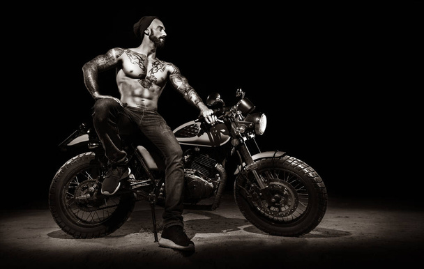 スタイリッシュなオートバイチョッパーとともに排他的な男ライダー夜 - 写真・画像
