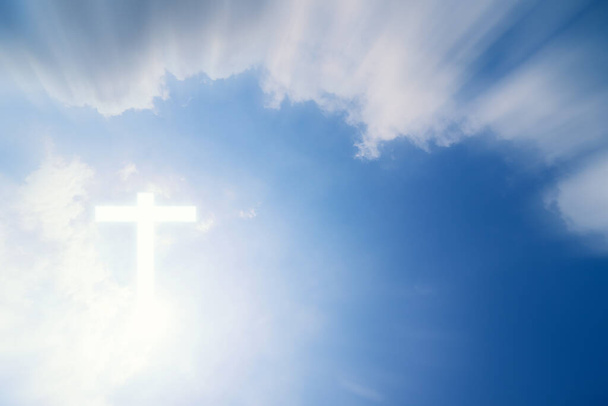 Konceptualny krzyż drewna lub symbol religii nad niebem z chmurami tła dla Boga. wiara w zmartwychwstanie Boga i czczenie chrześcijanina. wolność nieba. - Zdjęcie, obraz