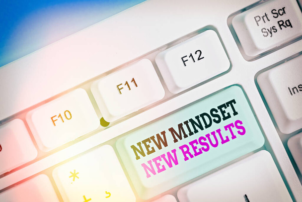 Tekst odręcznego pisania New Mindset Nowe wyniki. Koncepcja oznaczająca przeszkody to szanse na osiągnięcie celu. - Zdjęcie, obraz