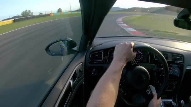 AFSLUITEN Onherkenbare racewagen rijdt op een zonnige dag over een leeg circuit - Video