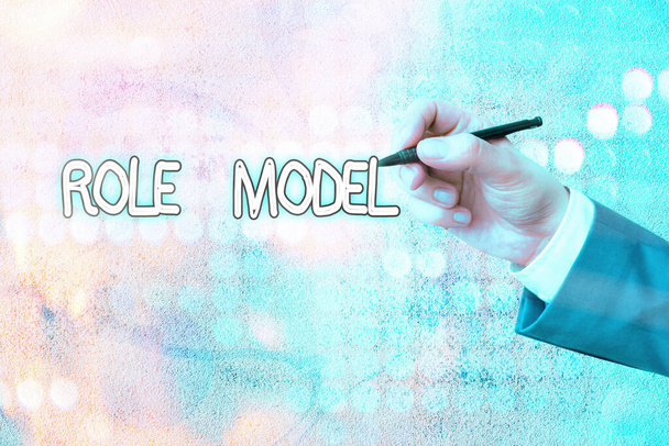 ロールモデルを示す概念的な手書き文字。ビジネス写真テキスト他の人によって模倣される例として見られるデモンストレーション. - 写真・画像