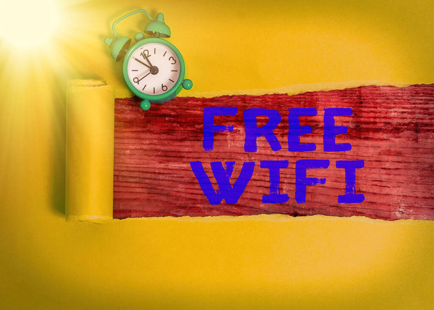 Знак с бесплатным Wi-Fi. Концептуальная фотография позволяет подключаться к Интернету в общественных местах без оплаты
. - Фото, изображение