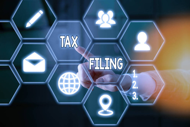 Handschrift tekst schrijven Tax Filing. Begrip "indiening van bij de belastingplichtige ingediende bewijsstukken". - Foto, afbeelding