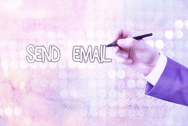 Εννοιολογική γραφή χεριών που δείχνει Αποστολή Email. Business photo κείμενο το σύστημα για τη χρήση των υπολογιστών για την αποστολή μηνυμάτων μέσω του διαδικτύου. - Φωτογραφία, εικόνα