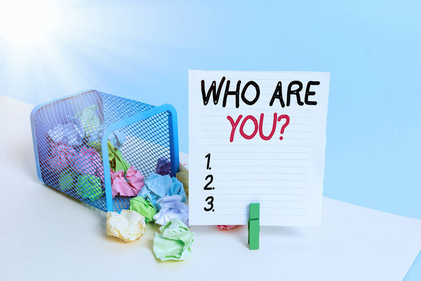 Εννοιολογική γραφή με το χέρι που δείχνει το "Ποιος είσαι εσύ". Επαγγελματική φωτογραφία που παρουσιάζει ρωτώντας για την ταυτότητα κάποιου ή αποδεδειγμένες πληροφορίες κάδο απορριμμάτων τσαλακωμένο χαρτί clothespin γραφείο υπενθύμισης - Φωτογραφία, εικόνα