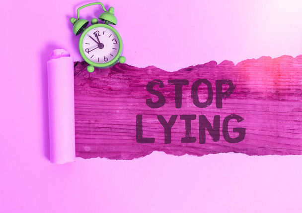 Konceptualne pismo pokazujące Stop Lying. Pokazywanie zdjęć biznesowych położyć kres chronicznym zachowaniom kompulsywnego lub nawykowego kłamstwa. - Zdjęcie, obraz