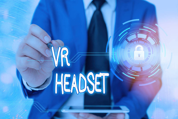 Szövegírás Vr Headset. Üzleti koncepció a fejre szerelt eszközhöz, amely virtuális valóságot biztosít a viselő számára. - Fotó, kép