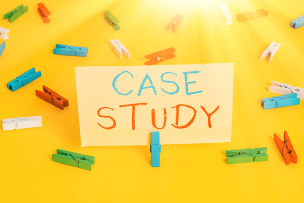 Tekst schrijven Case Study. Bedrijfsconcept voor analyse en een specifiek onderzoeksontwerp voor het onderzoeken van een probleem Kleurenpincet leeg herinnering gele vloer achtergrond kantoor. - Foto, afbeelding