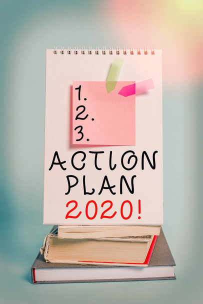 Εννοιολογική γραφή χέρι δείχνει Σχέδιο Δράσης 2020. Επιχειρηματική φωτογραφία προβάλλοντας προτεινόμενη στρατηγική ή πορεία των δράσεων για το τρέχον έτος Spiral σημειωματάριο κολλώδη banners σημείωμα βιβλία παστέλ φόντο. - Φωτογραφία, εικόνα
