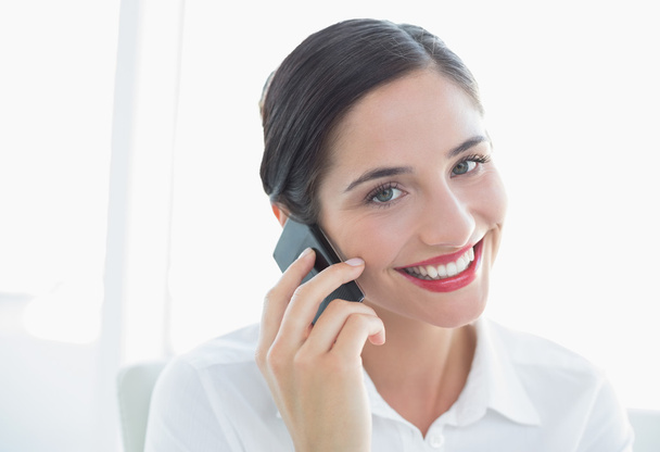 Smiling business woman using mobile phone - Zdjęcie, obraz