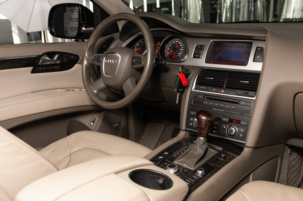 Novosibirsk / Russia 02 aprile 2020: Audi Q7, auto di lusso Interno volante, leva del cambio, sistema multimediale, sedili del conducente e cruscotto
 - Foto, immagini