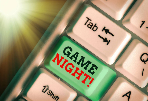 Handschrift tekst schrijven Game Night. Concept betekent meestal zijn aangeroepen op volwassen speeldata zoals poker met vrienden. - Foto, afbeelding