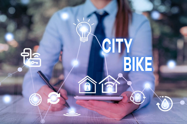 Conceptueel handschrift met City Bike. Zakelijke foto presentatie ontworpen voor regelmatige korte ritten door even vlakke stedelijke gebieden. - Foto, afbeelding