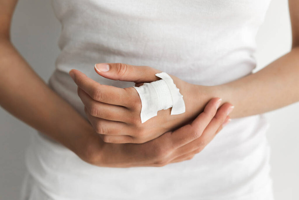スウェーデンでの強制的な医療チッピング後の石膏包帯を持つ女性の手.手にマイクロチップの移植.国民の健康管理. - 写真・画像