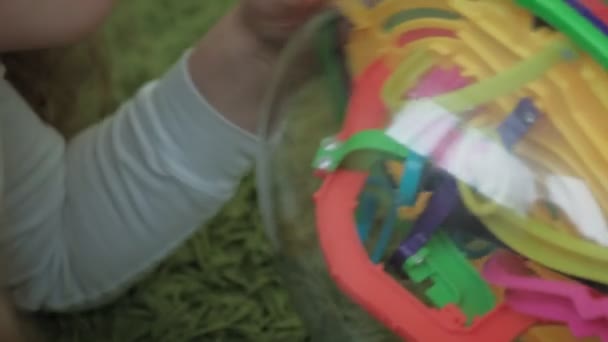 Bambina giocare con puzzle giocattolo tridimensionale
 - Filmati, video