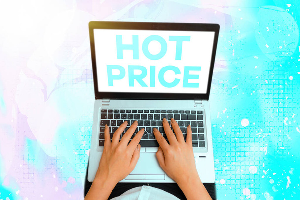 Hot Price 'ı gösteren bir mesaj. Kavramsal fotoğraf alıcısı veya satıcı satılan veya satın alınan bir ürün için bir şey elde edebilir. - Fotoğraf, Görsel