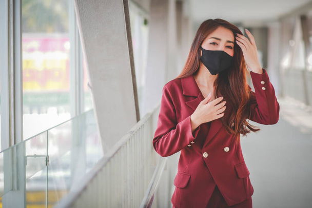 Mulher asiática usando máscara para proteger pm2.5 e tosse com surto de vírus Covid-19 em público.Mas ela com tosse intensa e dor no peito
. - Foto, Imagem