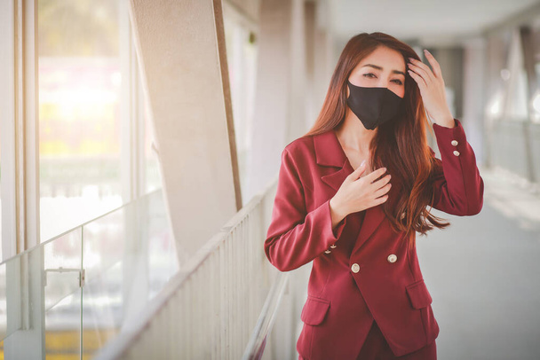 PM2.5 'u korumak ve Covid-19 virüsü salgını yüzünden öksürmek için maske takan Asyalı kadın. Ama ağır öksürük ve göğüs ağrısı var.. - Fotoğraf, Görsel