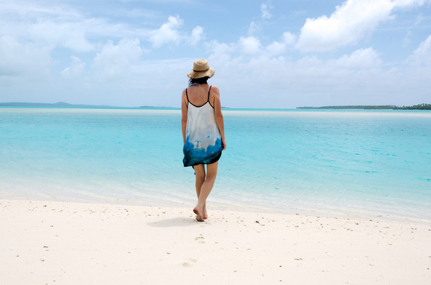 Mujer joven camina a pie desnudo en isla tropical desierta
 - Foto, imagen