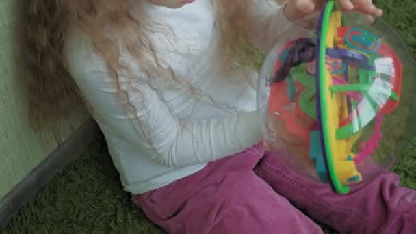 Malá dívka hrát s trojrozměrnou puzzle hračky - Záběry, video