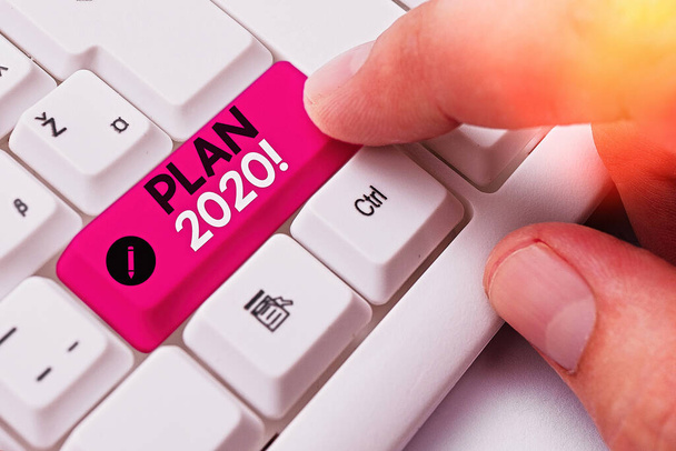 Texto manuscrito Plan 2020. Concepto que significa propuesta detallada para lograr algo el próximo año
. - Foto, Imagen