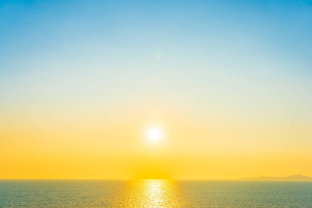 Krásný západ slunce nebo východ slunce kolem mořského oceánu zálivu s mrakem na obloze pro volný čas dovolenou - Fotografie, Obrázek