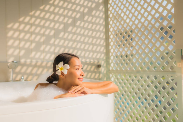 Retrato joven asiática mujer relajarse tomar un baño en bañera para spa concepto - Foto, Imagen