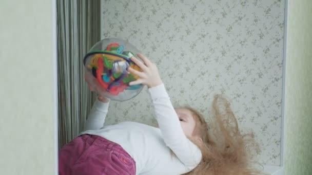 Küçük kız üç boyutlu oyuncak bulmacasıyla oynuyor. - Video, Çekim