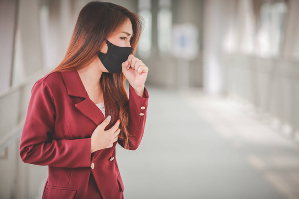 Asiatico donna indossare maschera per proteggere pm2.5 e tosse con Covid-19 virus focolaio in pubblico
 - Foto, immagini