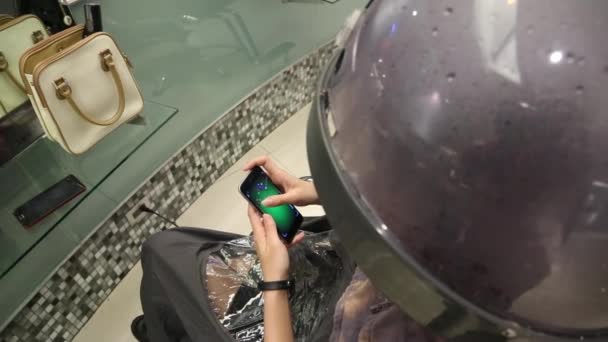 Aziatisch vrouw bij de kapper met haar haar gedroogd whit haar stoommachine, Stoom Deep Conditioning-Dan - Video