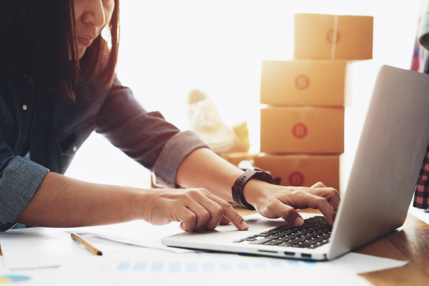 Nők laptop eladási online munka otthonról, e-kereskedelem szállítási ötlet koncepció szabadúszó start up kisvállalkozás tulajdonosa - Fotó, kép