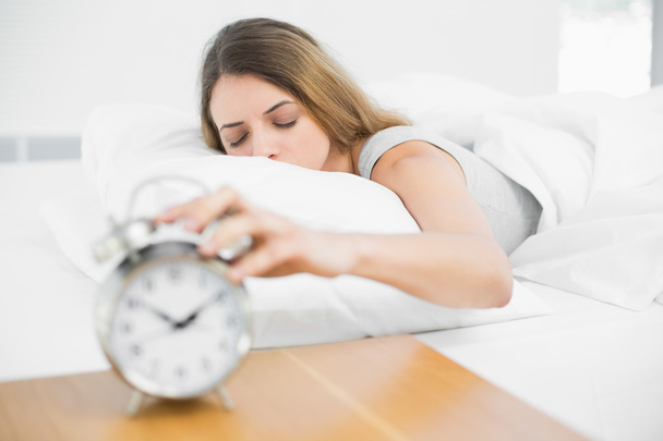 Calma bruna donna sdraiata sul suo letto con gli occhi chiusi
 - Foto, immagini