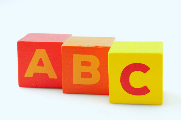 Blocchi di alfabeto in legno isolati su sfondo bianco. - Foto, immagini