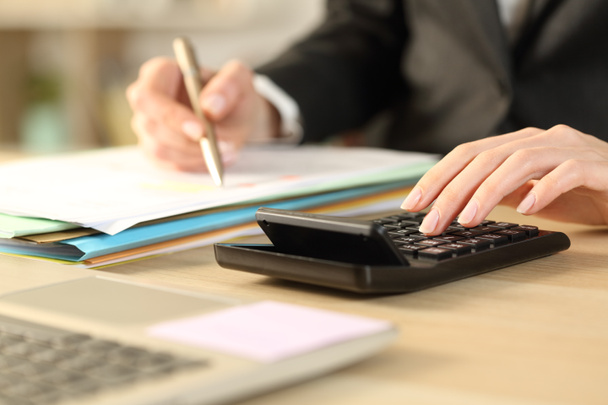Крупным планом бухгалтера женщина руки расчета с калькулятором проверки документа на дому
 - Фото, изображение