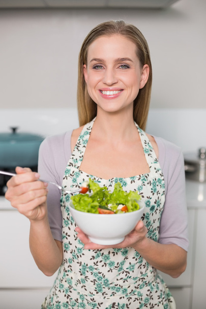 Smiling gorgeous model holding salad bowl - Φωτογραφία, εικόνα