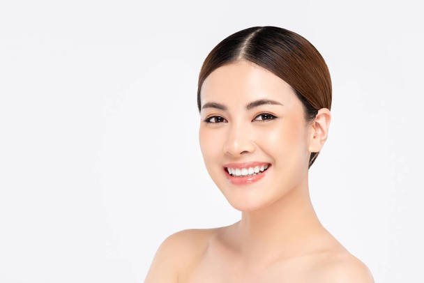 Belleza disparo de sonriente hermosa mujer asiática aislada sobre fondo blanco
 - Foto, Imagen