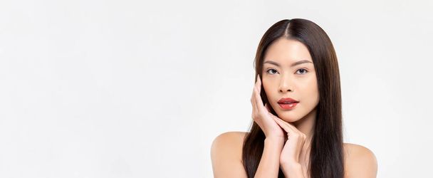 Banner szépség lövés magabiztos ázsiai nő modell tiszta bőr csinál kéz megható arc pózol fehér elszigetelt stúdió háttér másolási hely - Fotó, kép